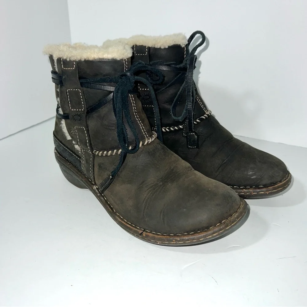 UGG Australia Cove Ankle Boots Black Leather Suede Sheepskin Wrapped Lace Sz 7‎